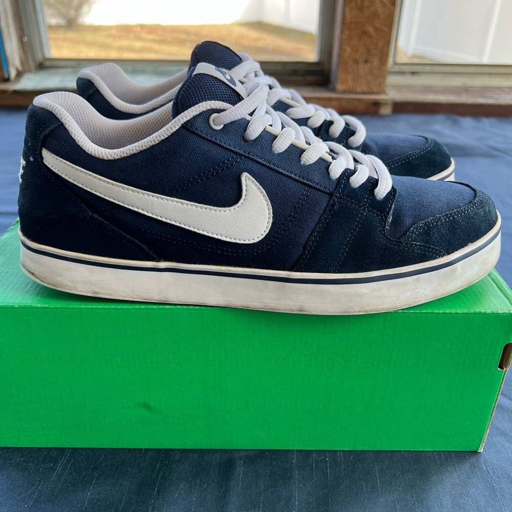 Nike Ruckus Low Men 10.5...NAVY BLUE